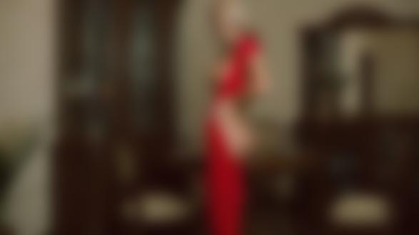 Обои на рабочий стол Полуобнаженная блондинка Ekaterina Enokaeva / Екатерина Енокаева в расстегнутом красном платье стоит в комнате. Фотограф Александр Маврин