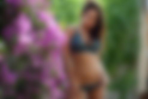 Обои для рабочего стола Модель Ангелина Петрова стоит у цветущего куста, фотограф giovanni zacche