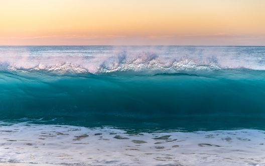 Обои на рабочий стол Морской прибой и брызги воды