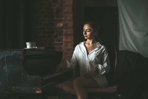 Обои на рабочий стол Модель Сонечка сидит у рояля. Фотограф Мария Здонова