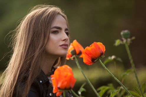Обои на рабочий стол Девушка стоит у маков, фотограф Ki Te