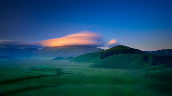 Обои на рабочий стол Величественные горы в Sibillini-national-park / парке Монти Сибиллини, фотограф Roberto Marchegiani