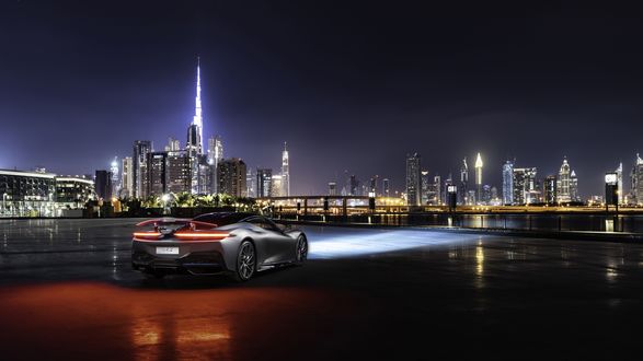 Обои на рабочий стол Гиперкар Pininfarina Battista на площадке ночного города