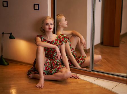 Обои на рабочий стол Модель Катя сидит на полу у шкафа, фотограф Андрей Филоненко