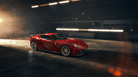 Обои на рабочий стол Красный Ferrari 812 Superfast: 840 CV стоит на площадке в ангаре