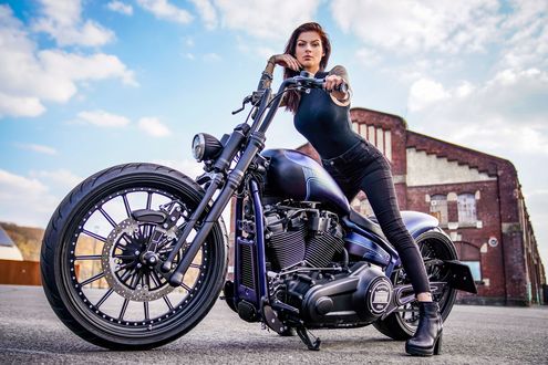 Обои на рабочий стол Девушка в черном на кастом-версии мотоцикла Harley-Davidson Nighttrain от компании Thunderbike, by Ben Ott