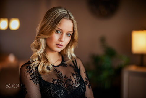 Обои на рабочий стол Модель Esther van der Stam стоит в комнате, by Michel Keppens