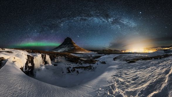 Обои на рабочий стол Млечный путь в ночном небе над зимней природой Iceland / Исландии, фотограф Mauro Cirigliano