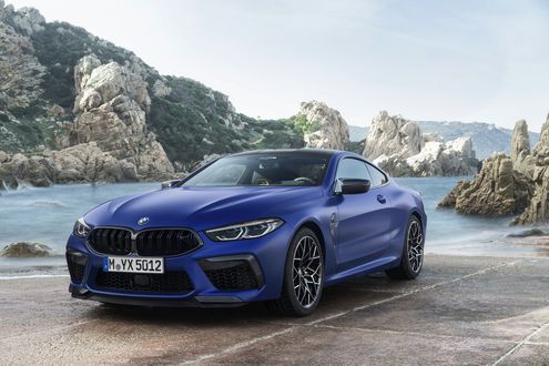 Обои на рабочий стол Синий BMW M850i xDrive Cabrio на площадке у скал в воде