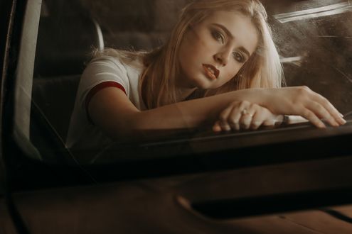 Обои на рабочий стол Девушка сидит в авто, фотограф Лукьяненко Алексей