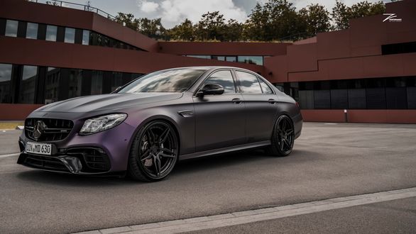 Обои на рабочий стол Немецкая компания построила пятое поколение авто бизнес-класса Mercedes-AMG E 63 S 4MATIC+ (W213), 2017-2018 года