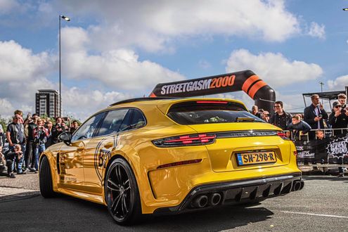 Обои на рабочий стол Немецкое авто марки Porsche Panamera модели Turbo S E-Hybrid Sport Turismo (971) заезжает под арку, 2017 года
