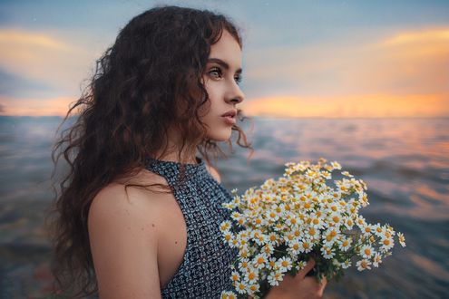 Обои на рабочий стол Девушка с ромашками на фоне моря, фотограф Jay Lay