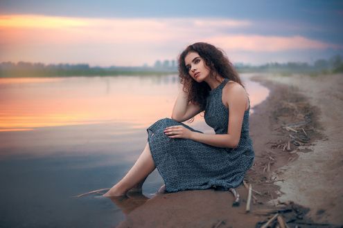 Обои на рабочий стол Девушка сидит у воды, фотограф Jay Lay