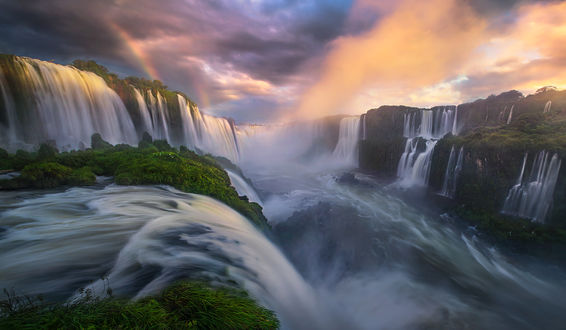 Обои на рабочий стол Большой водопад под облачным небом, фотограф Marc Adamus