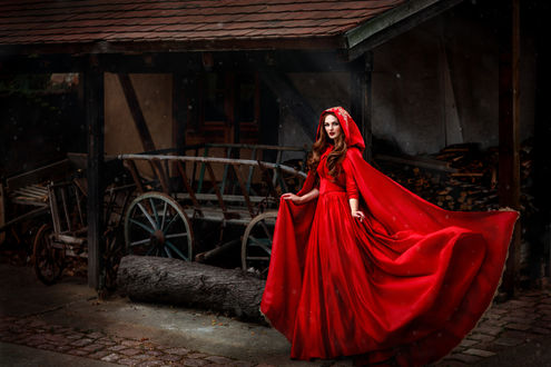 Обои на рабочий стол Девушка в красном плаще. Фотограф Melanie Dietze