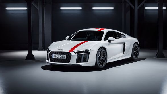 Oboi Belyj Audi R8 S Krasnoj Polosoj Stoit V Pomeshenii Na Rabochij Stol