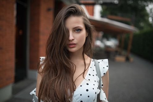 Обои на рабочий стол Модель Вероника Авдеева стоит на улице города. Фотограф Dmitry Sn
