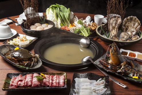 Обои на рабочий стол Японская кухня: обеденные блюда, суп, краб, лобстер, устрицы, зелень, соусы и закуски, рядом мясная нарезка и два половника