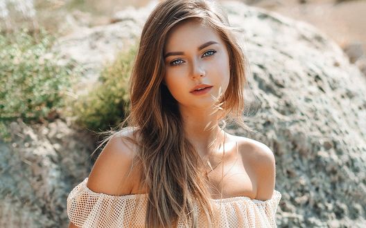 Обои на рабочий стол Модель Полина стоит у камня, фотограф Фрейер Евгений