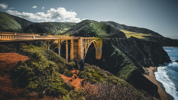 Обои на рабочий стол Bixby Creek Bridge / мост Биксби-Крик, также известный как мост Биксби-Каньон, на побережье Биг-Сур в Калифорнии, фотограф Vivian Ebeltoft