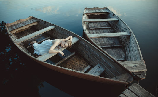 Обои на рабочий стол Модель Aleksandra Wacyra / Александра Вацыра лежит в лодке, фотограф Dorota Gоrecka