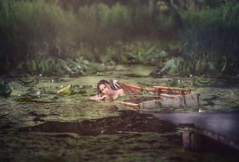 Обои на рабочий стол Девушка в уходящей под воду лодке, фотограф Adam Wawrzyniak