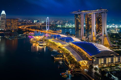 Обои на рабочий стол Вечерний вид на отель Marina bay sands / Марина Бэй Сэндс со стороны залива, Republic of Singapore / Республика Сингапур
