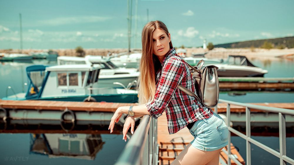 Обои для рабочего стола Модель Надежда в шортах и клетчатой рубашке стоит на мостике, фотограф Aleksandr Suhar