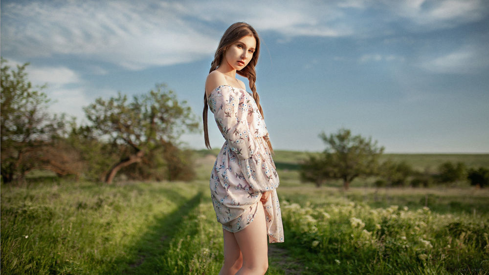 Обои для рабочего стола Модель Диана Фурманова стоит на фоне поля