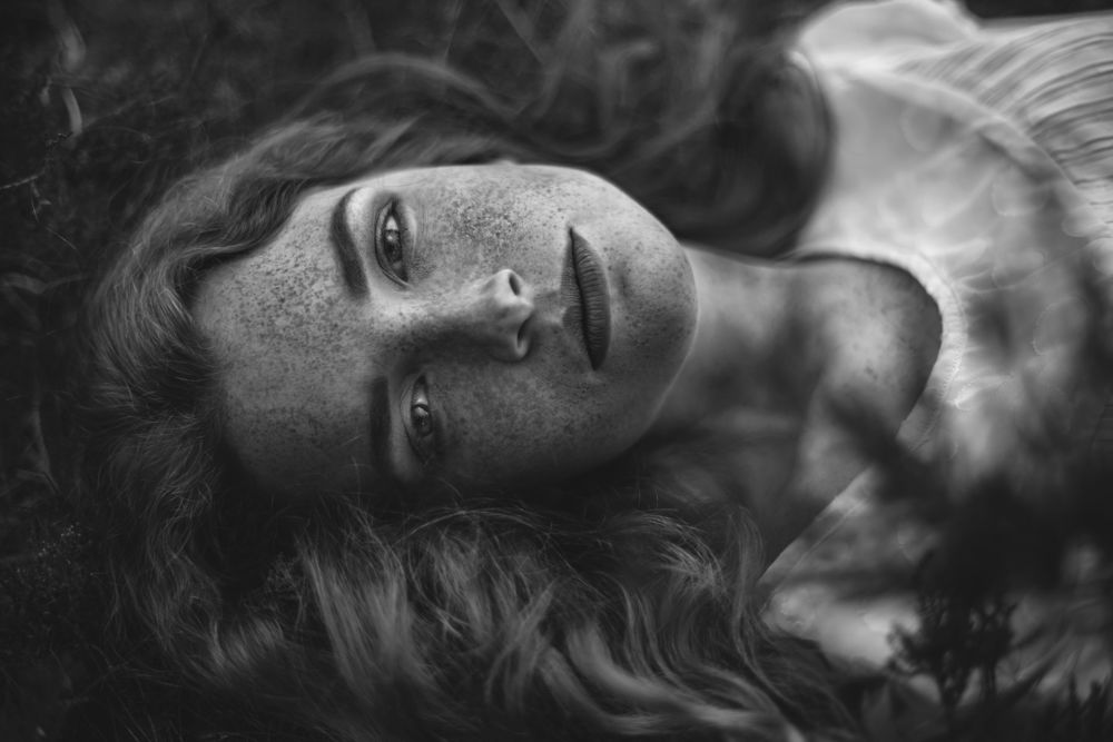 Обои для рабочего стола Модель Алина с веснушками на лице, фотограф Agata Serge