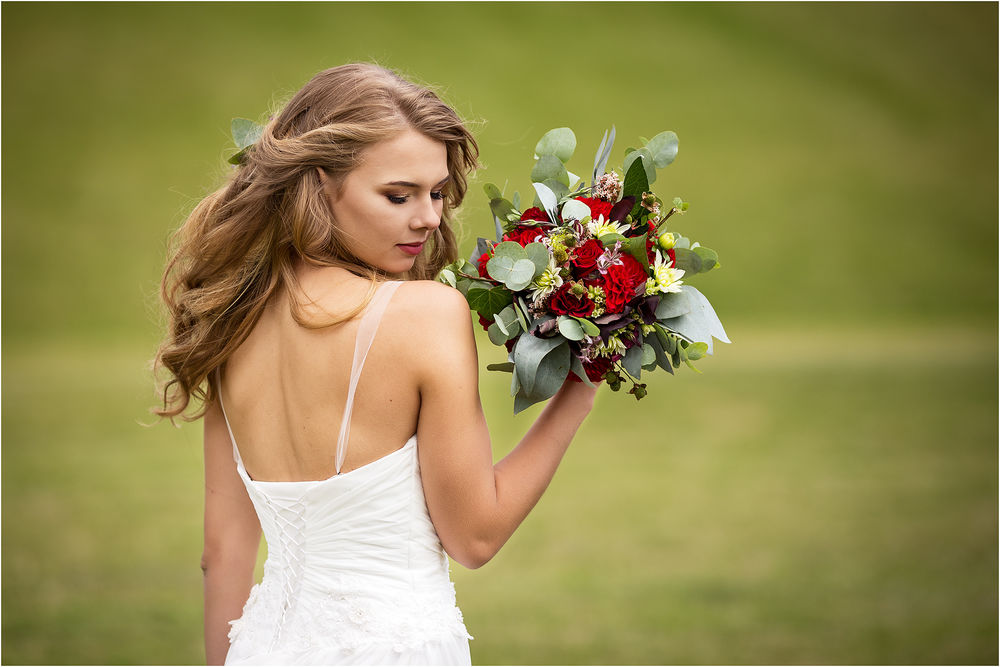 Обои для рабочего стола Девушка с букетом цветов в руках, by Andrius Stankunas
