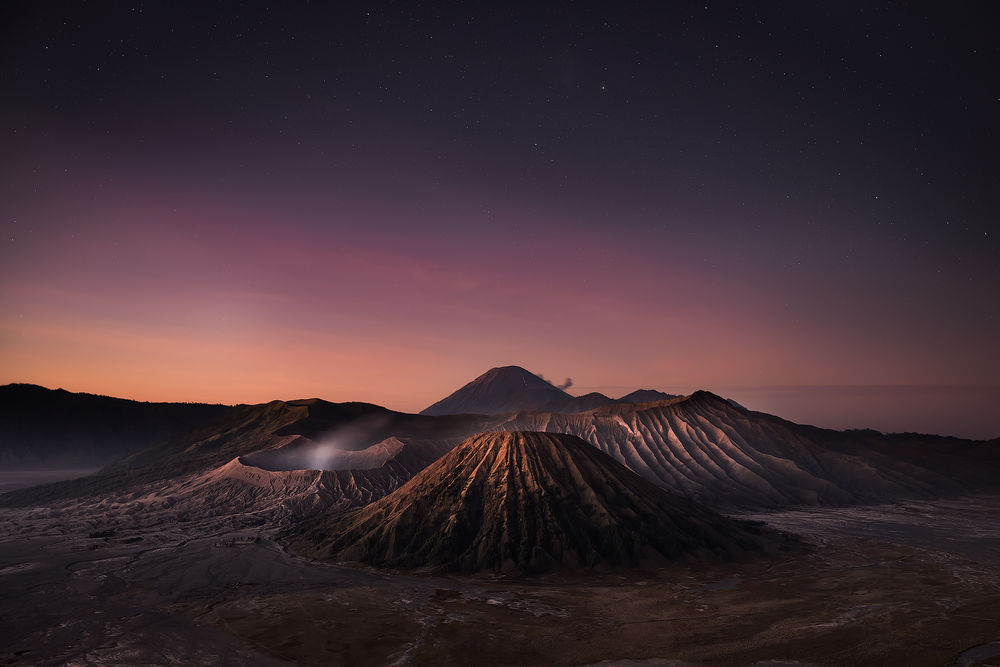 Обои для рабочего стола Горы Бромо / Bromo под сине-розовым небом, фотограф Roberto Marchegiani