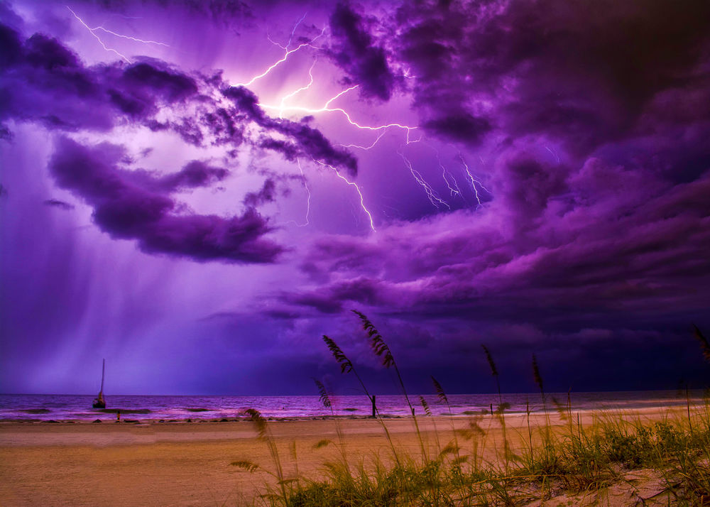 Обои для рабочего стола Грозовое небо с молниями над берегом моря, фотограф Greg Bierer