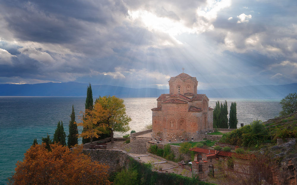 Обои для рабочего стола Лучи осеннего солнца над The Church of Saint John at Kaneo, Lake Ohrid, Macedonia / Церковью Святого Иоанна Канео, озеро Охрид, Македония