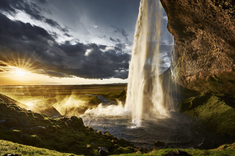 Обои для рабочего стола Закат солнца на водопаде Seljalandsfoss waterfall, фотограф Etienne Ruff