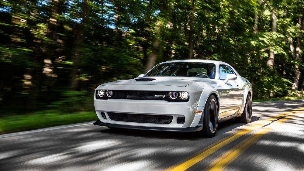 Обои для рабочего стола Белый Dodge Challenger SRT Hellcat Widebody едет по загородной трассе