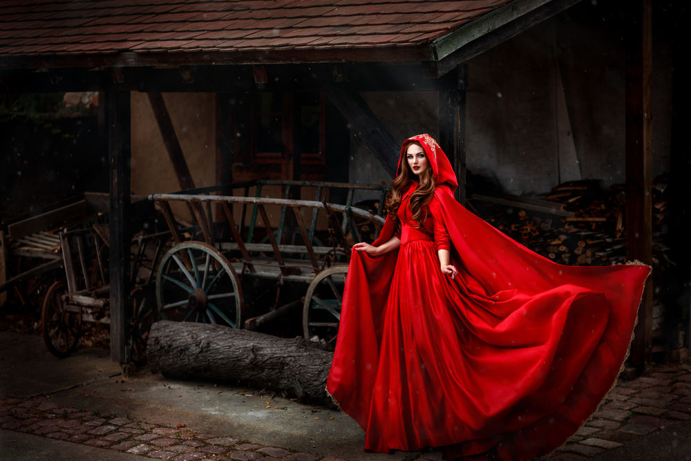 Обои для рабочего стола Девушка в красном плаще. Фотограф Melanie Dietze