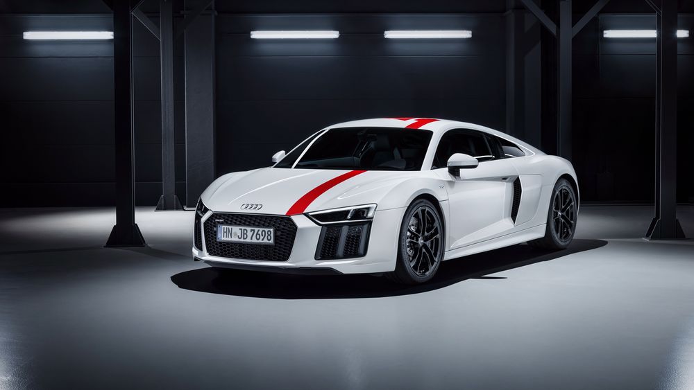 Обои для рабочего стола Белый Audi R8 с красной полосой стоит в помещении