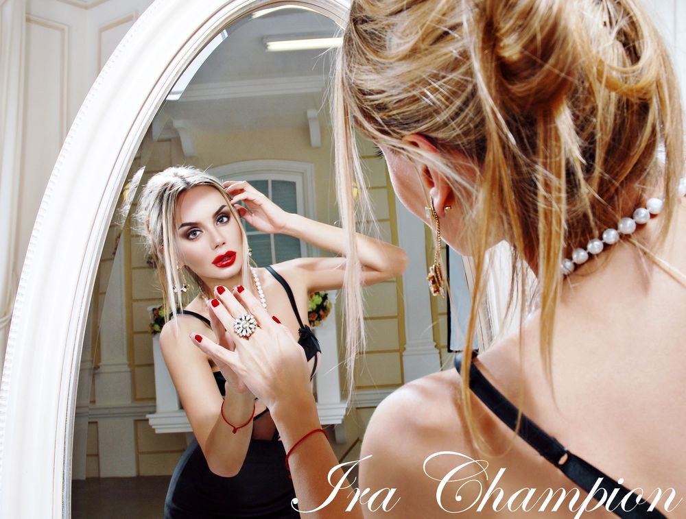 Обои для рабочего стола Ира Champion стоит перед зеркалрм