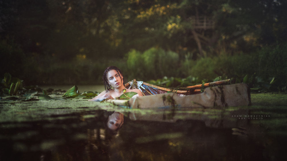 Обои для рабочего стола Девушка в лодке на воде, фотограф Adam Wawrzyniak