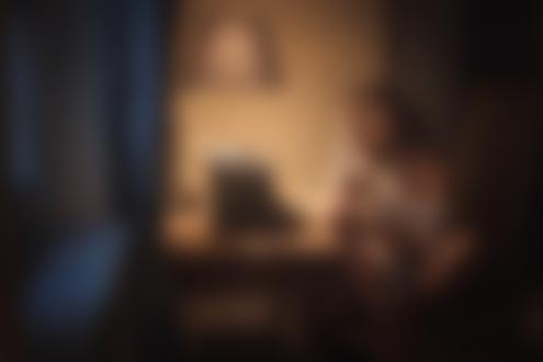 Обои для рабочего стола Модель Lisa Enzminger сидит за столом, фотограф Stefan Hausler