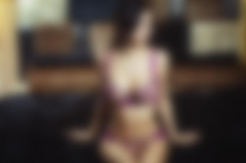 Обои для рабочего стола Модель Helga Lovekaty в нижнем белье стоит в комнате, фотограф Nikolas Verano