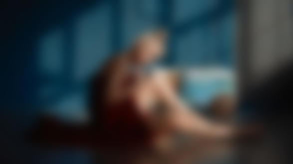 Обои на рабочий стол Девушка Гульназ сидит на полу в пустой комнате. Фотограф Андрей Ермишин