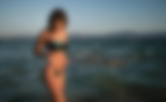 Обои на рабочий стол Девушка в купальнике стоит в воде, фотограф Marco Squassina