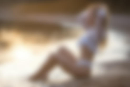 Обои на рабочий стол Модель Emily Singer сидит на пляже. Фотограф Jack Russell