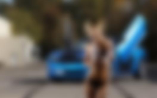 Обои на рабочий стол Девушка в майке и трусиках стоит на фоне авто