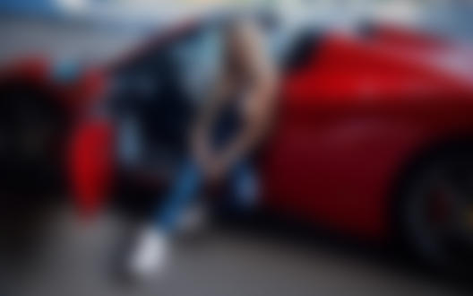 Обои для рабочего стола Модель Маша Глущук сидит в красном Ferrari, фотограф Alexander Ten