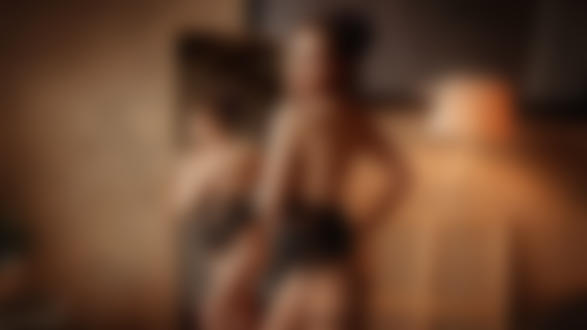 Обои на рабочий стол Модель Майя Шахназарова стоит в комнате, отражаясь в зеркале. Фотограф Георгий Чернядьев