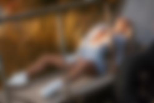 Обои на рабочий стол Девушка-блондинка позирует на жедезном помосте, фотограф Jack Russell